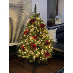 Kavkazský smrk ozdobený s LED řetězem